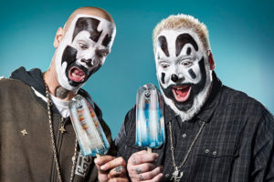 Die beiden Hauptsänger der Insane Clown Posse in ihrem schwarz-weißen Clown-Makeup mit überraschten Gesichtsausdrücken. Shaggy 2 Dope (links) und Violent J (rechts).